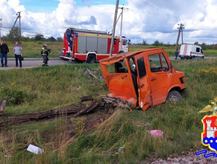 Электропоезд столкнулся с микроавтобусом Электропоезд столкнулся с микроавтобусом