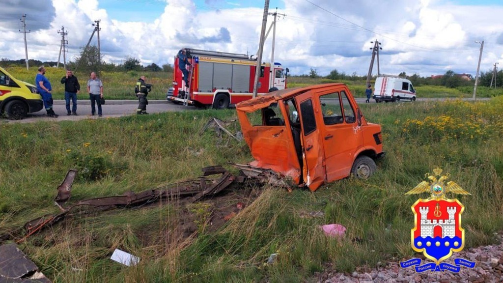 Электропоезд столкнулся с микроавтобусом