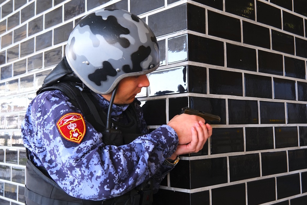 Дебошир в бане, вор дезодорантов и нападение с ножницами: чем запомнились выходные