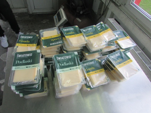 Сырный трюк: калининградские таможенники нашли 20 кг запрещенного сыра в чехлах автомобильных сидений
