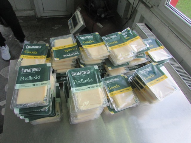 Сырный трюк: калининградские таможенники нашли 20 кг запрещенного сыра в чехлах автомобильных сидений