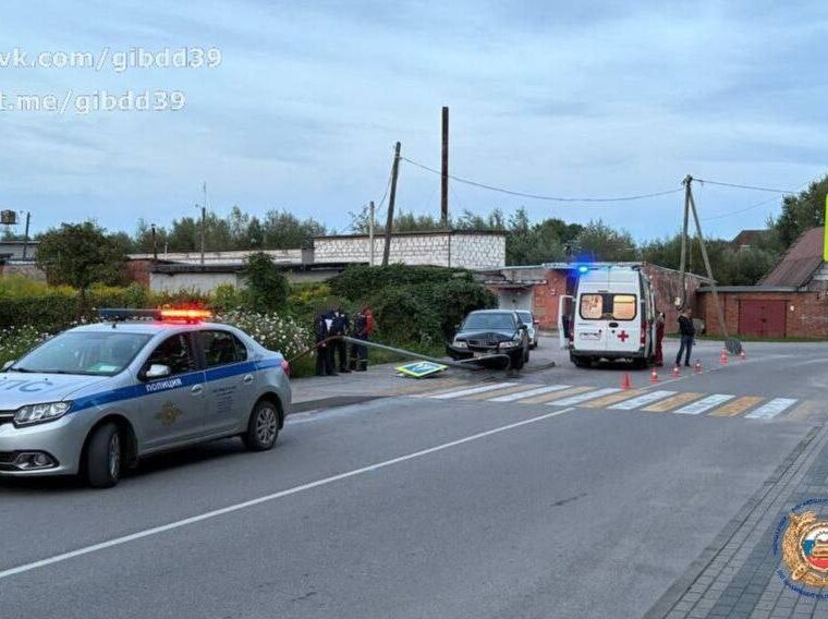 ДТП в Гусеве: автомобиль врезался в световую опору, пострадала школьница