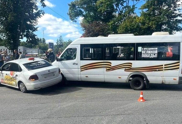 В Калининграде произошло ДТП с участием маршрутного такси