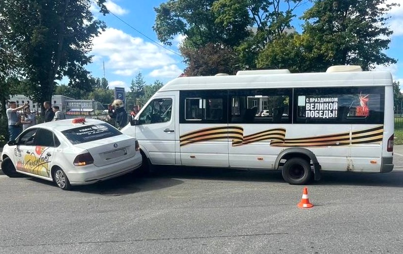 В Калининграде произошло ДТП с участием маршрутного такси