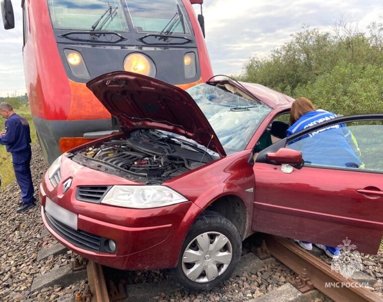 Поезд протаранил легковой автомобиль