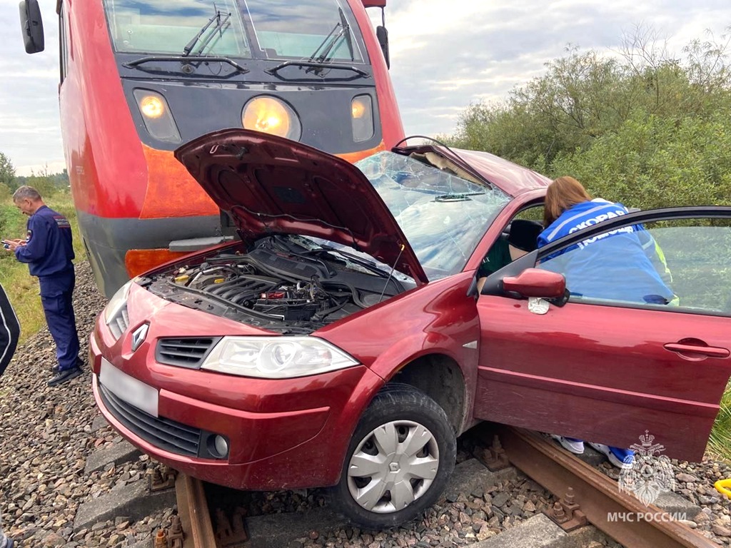 Поезд протаранил легковой автомобиль