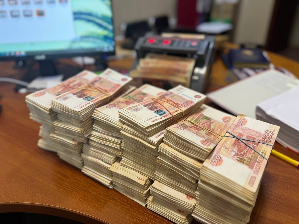 Калининградец потерял 16 млн рублей после звонка лжекурьера Калининградец потерял 16 млн рублей после звонка лжекурьера