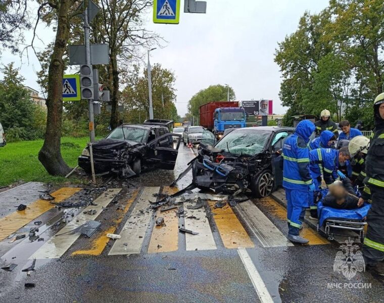 На перекрёстке в Калининграде столкнулись «БМВ» и «Мерседес»