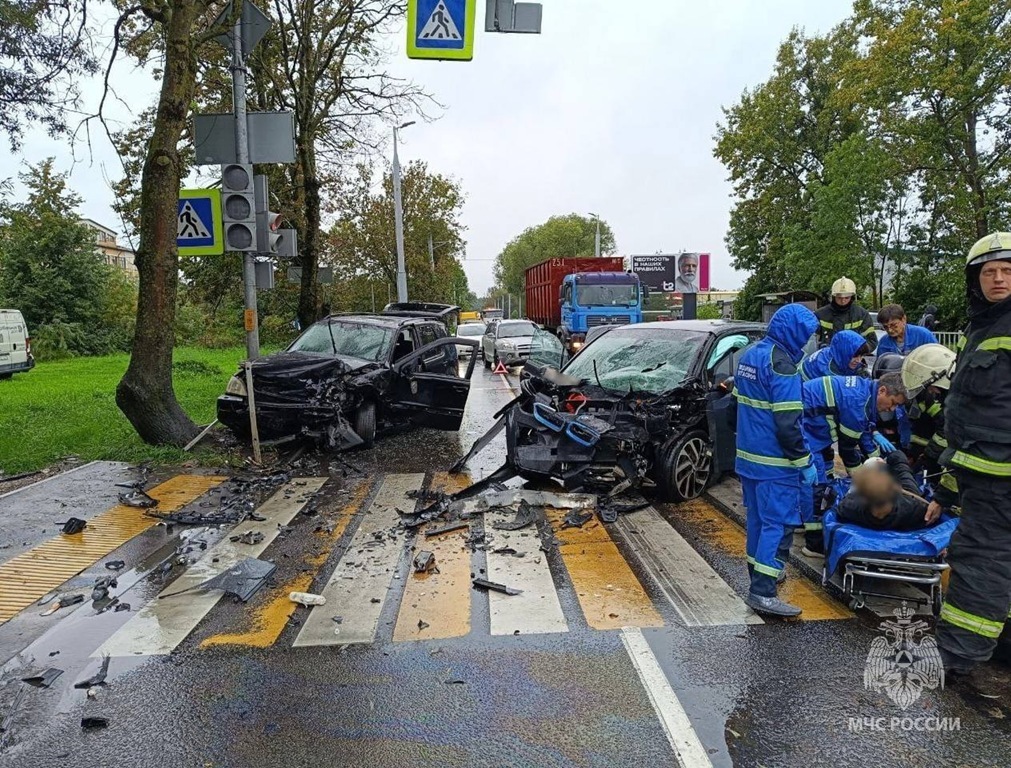 На перекрёстке в Калининграде столкнулись «БМВ» и «Мерседес» На перекрёстке в Калининграде столкнулись «БМВ» и «Мерседес»