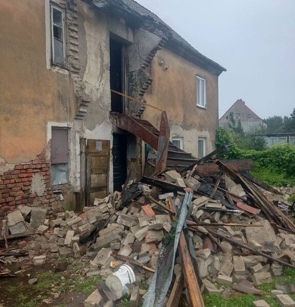 В Советске начали сносить дом с живущими там людьми