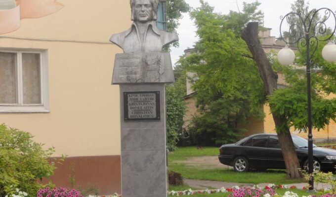 Символы и герои: зачем в Гусеве предлагают перенести памятник литовскому поэту