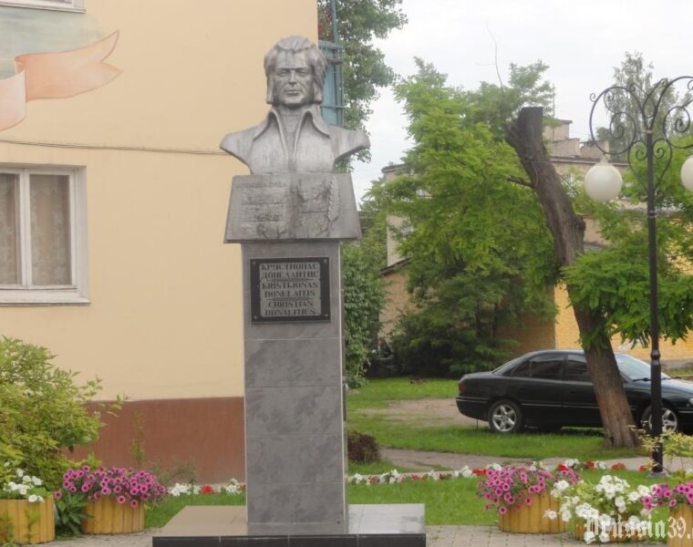 Символы и герои: зачем в Гусеве предлагают перенести памятник литовскому поэту