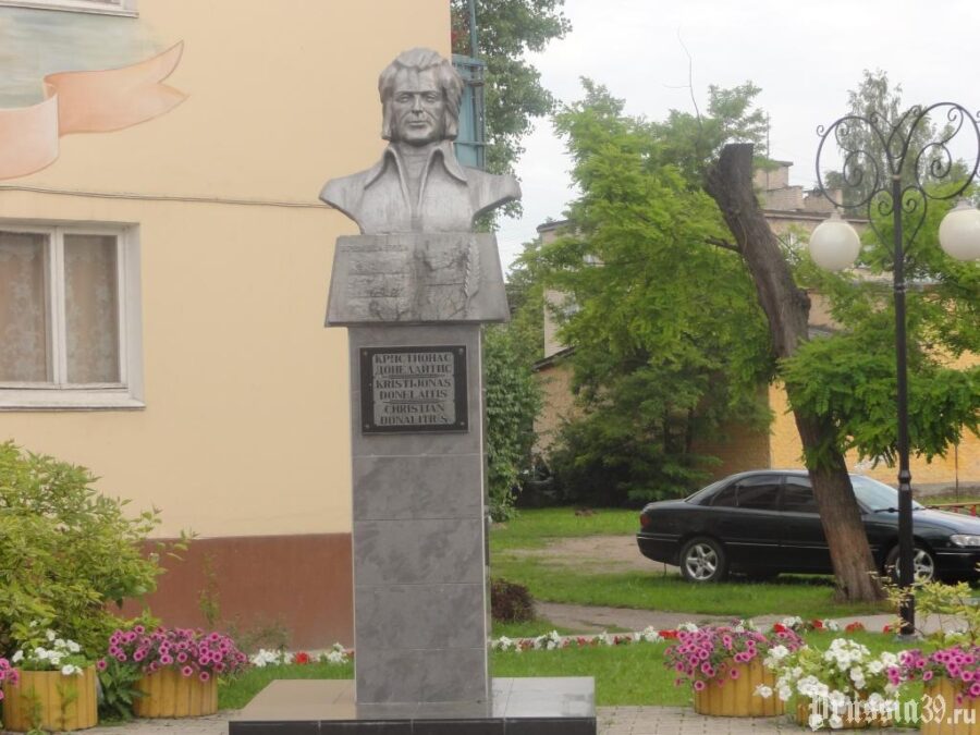 Символы и герои: зачем в Гусеве предлагают перенести памятник литовскому поэту