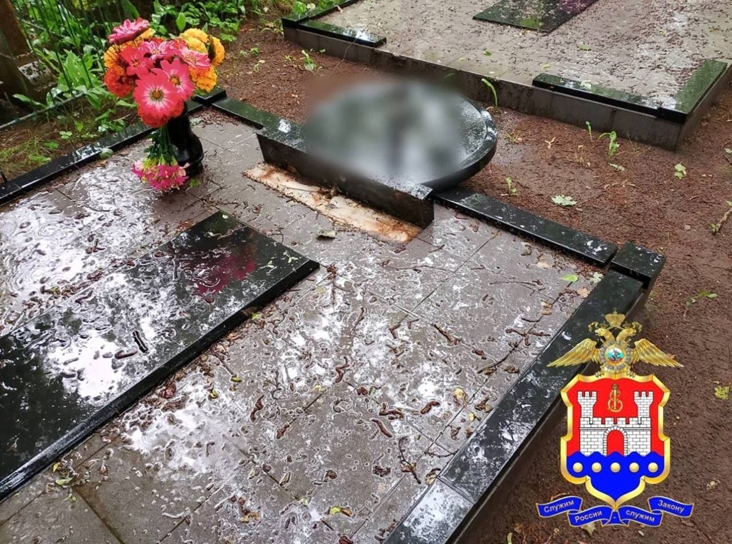 21-летняя калининградка осквернила могилы на кладбище в Советске
