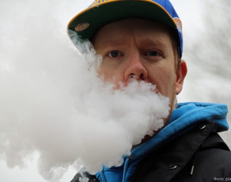 Две электронные сигареты — два протокола: в «Храброво» пресекли курение на борту самолётов