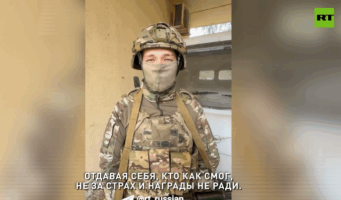 Бойцы на фронте читают стихи из сборника RT «ПоэZия русской зимы»