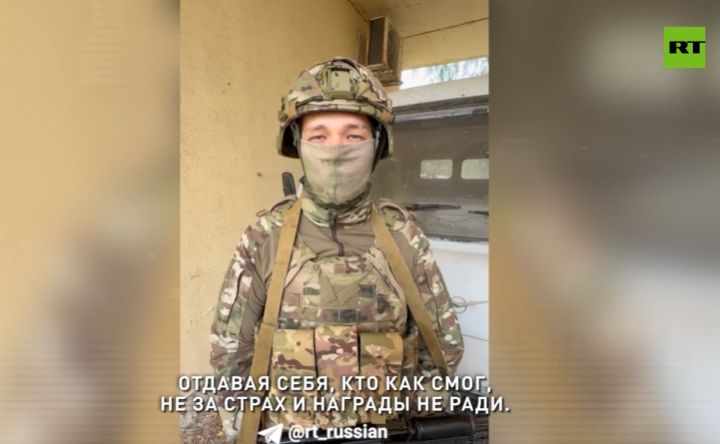 Бойцы на фронте читают стихи из сборника RT «ПоэZия русской зимы»