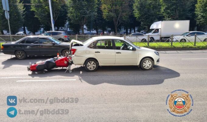 Мотоциклист госпитализирован после столкновения на Московском проспекте в Калининграде