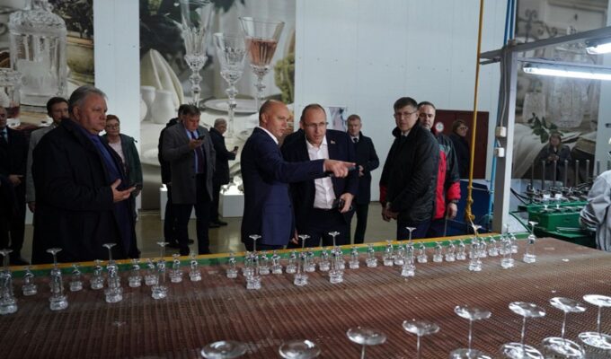 Беспрозванных посетил легендарный белорусский стеклозавод «Неман»