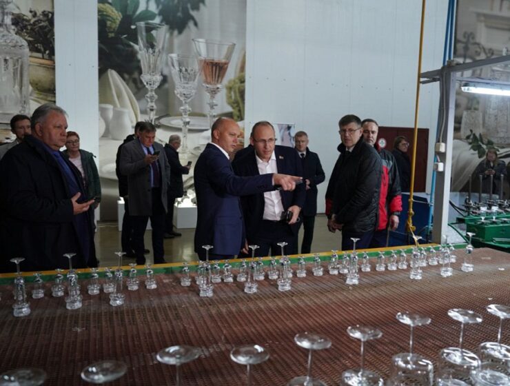 Беспрозванных посетил легендарный белорусский стеклозавод «Неман»