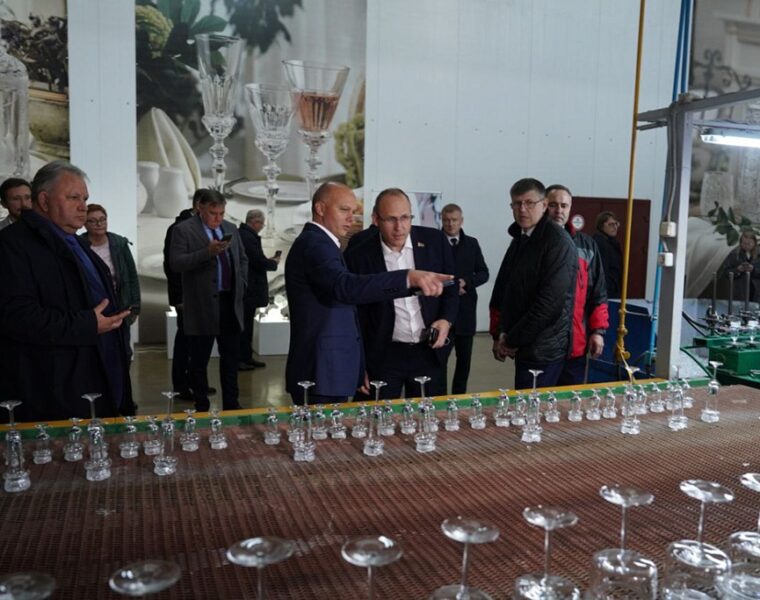 Беспрозванных посетил легендарный белорусский стеклозавод «Неман»