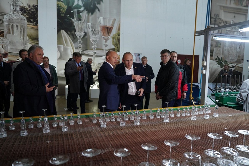 Беспрозванных посетил легендарный белорусский стеклозавод «Неман»