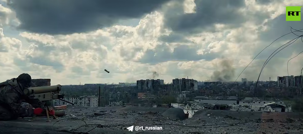 «Под Богом и огнём»: военкор RT представил фильм о вере на передовой