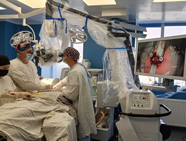 В БСМП Калининграда начали оперировать на уникальном микроскопе