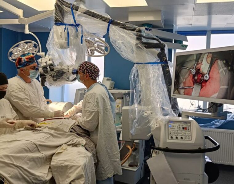 В БСМП Калининграда начали оперировать на уникальном микроскопе