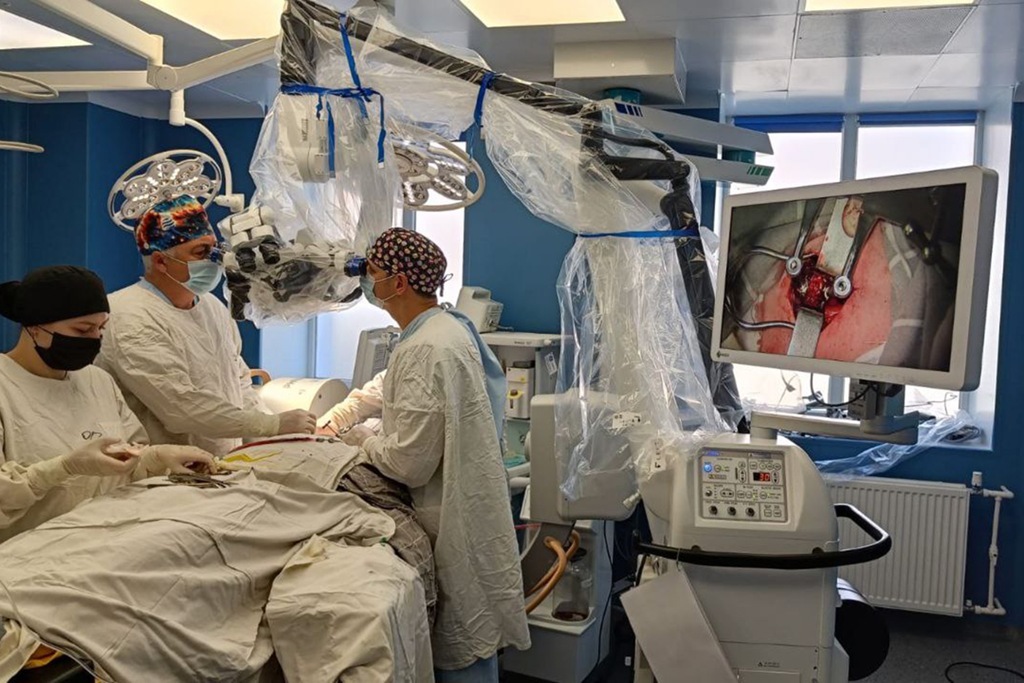 В БСМП Калининграда начали оперировать на уникальном микроскопе