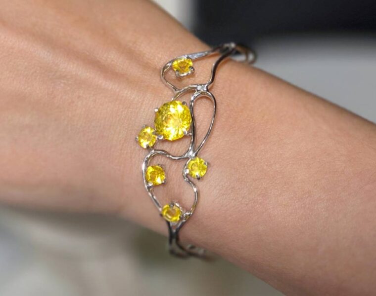 Янтарная легкость: Ростех создал коллекцию украшений с рекордно тонкой оправой