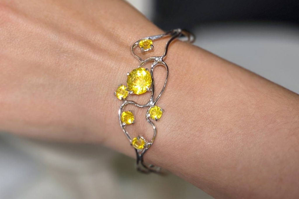 Янтарная легкость: Ростех создал коллекцию украшений с рекордно тонкой оправой