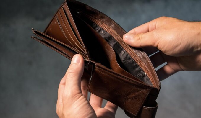 Зарплаты в Калининграде выросли к прошлому году, но снизились к июлю