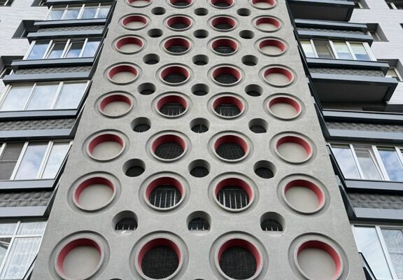 В Калининграде отремонтировали фасад и крышу панельного дома на Московском проспекте