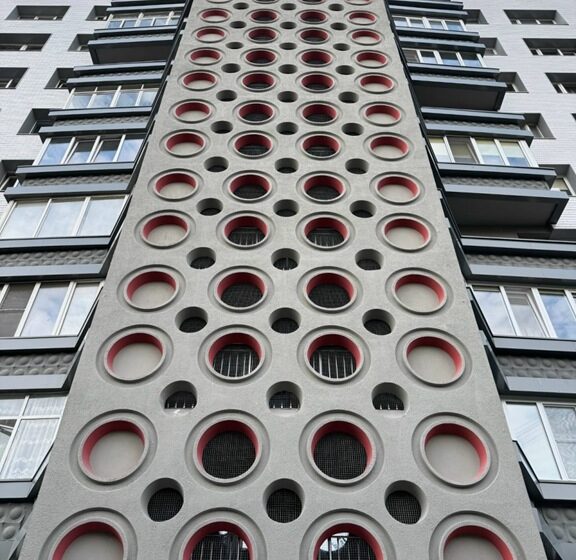 В Калининграде отремонтировали фасад и крышу панельного дома на Московском проспекте