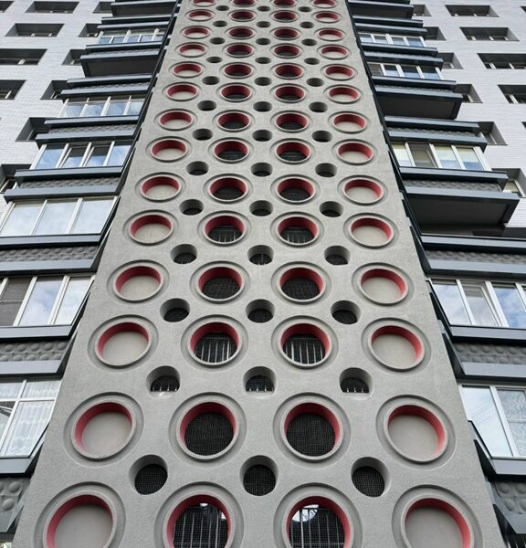 В Калининграде отремонтировали фасад и крышу панельного дома на Московском проспекте