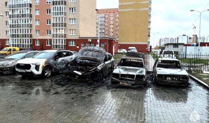 В Калининграде потушили пожар с тремя автомобилями на Левитана
