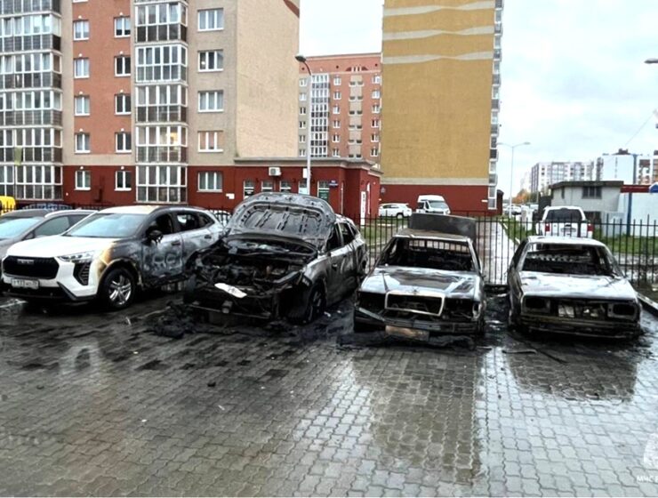 В Калининграде потушили пожар с тремя автомобилями на Левитана В Калининграде потушили пожар с тремя автомобилями на Левитана