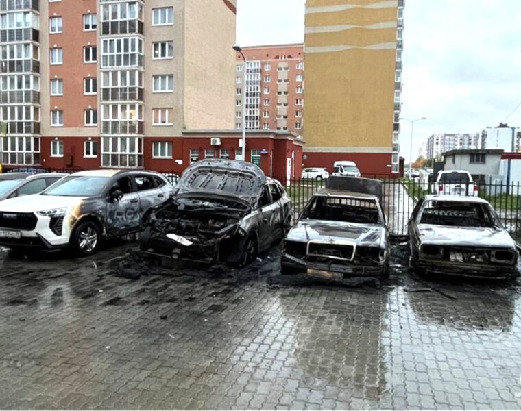 В Калининграде потушили пожар с тремя автомобилями на Левитана