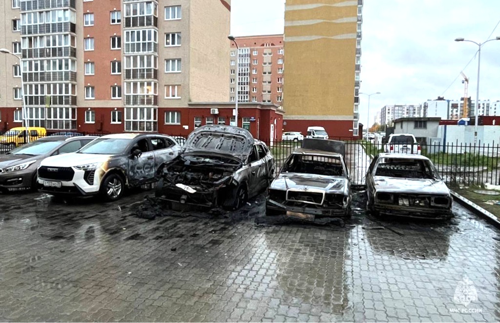 В Калининграде потушили пожар с тремя автомобилями на Левитана