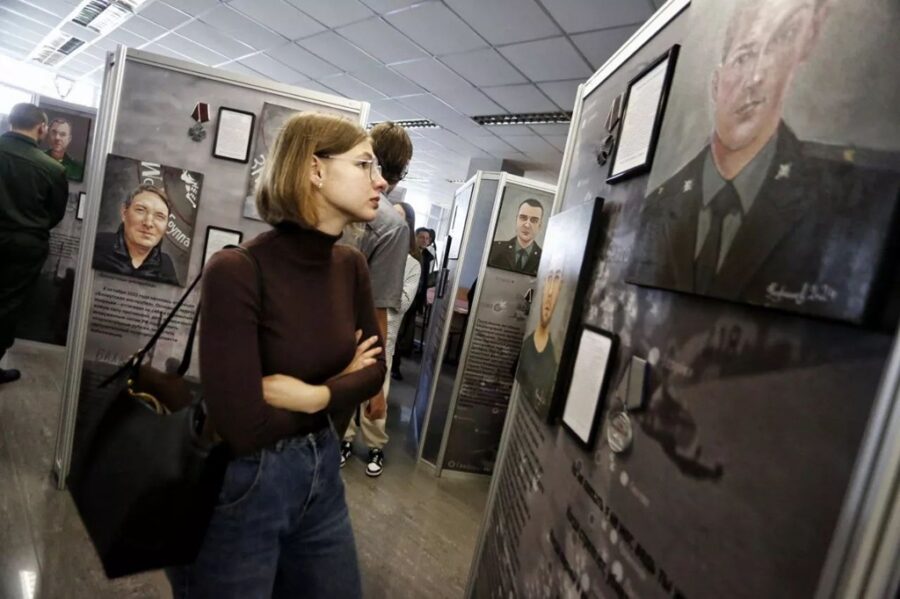 В Калининграде открылась выставка «Они сражались за Родину» с портретами героев СВО
