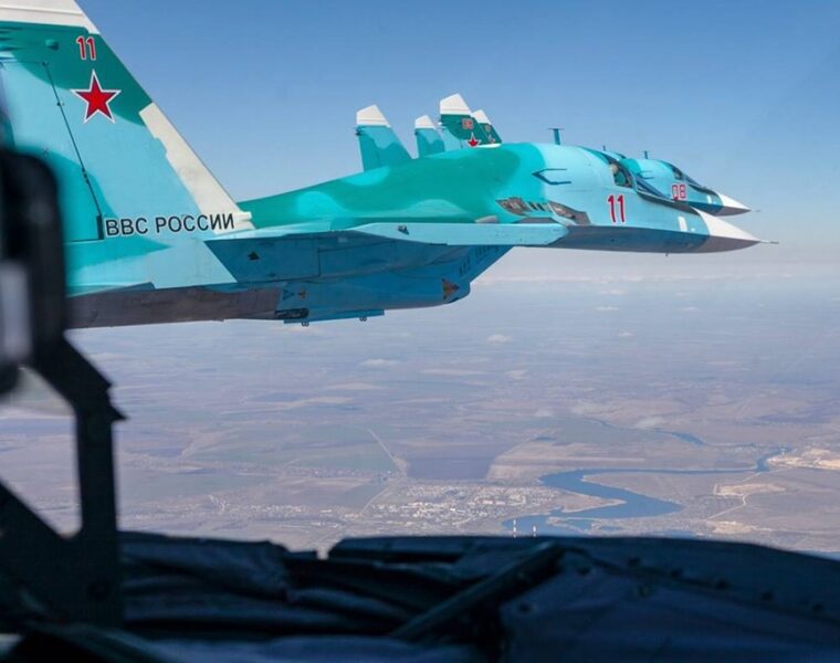 Российские истребители Су-30 провели плановые учения в небе над Калининградской областью