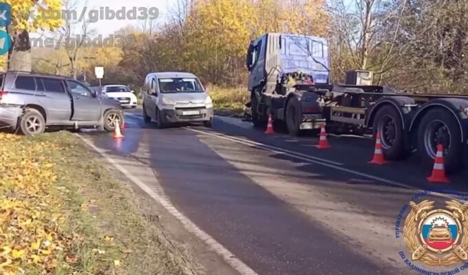 На трассе под Балтийском Toyota столкнулась с грузовиком