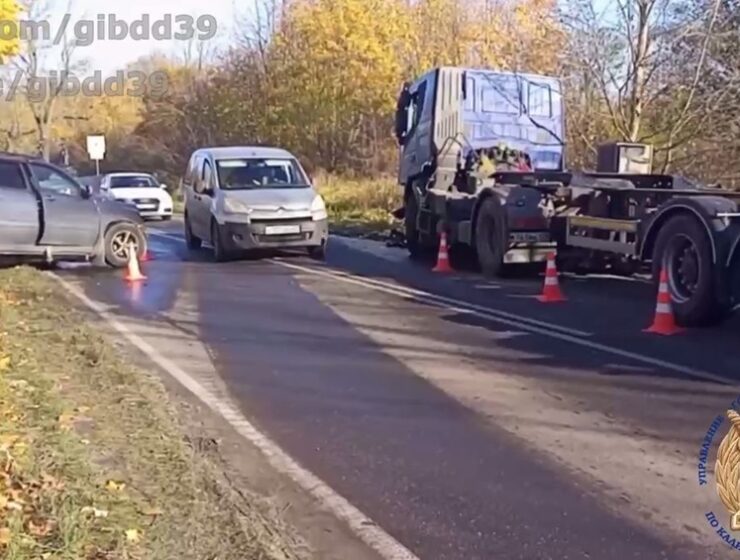 На трассе под Балтийском Toyota столкнулась с грузовиком На трассе под Балтийском Toyota столкнулась с грузовиком