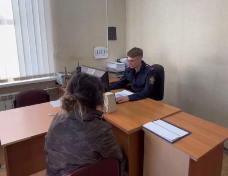 Мать неделю жила с телом дочери в диване: шокирующие подробности