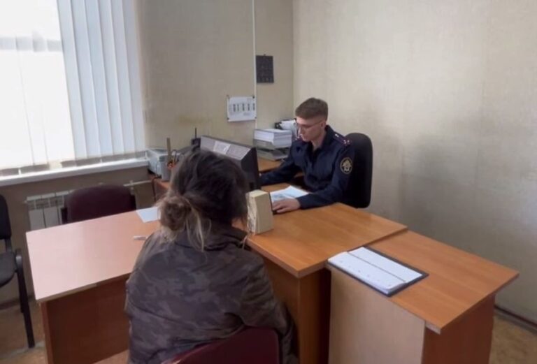 Мать неделю жила с телом дочери в диване: шокирующие подробности