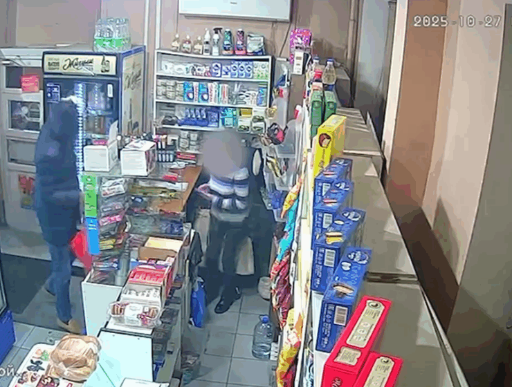 Грабитель с ножом не справился с продавщицей в Калининграде (видео)