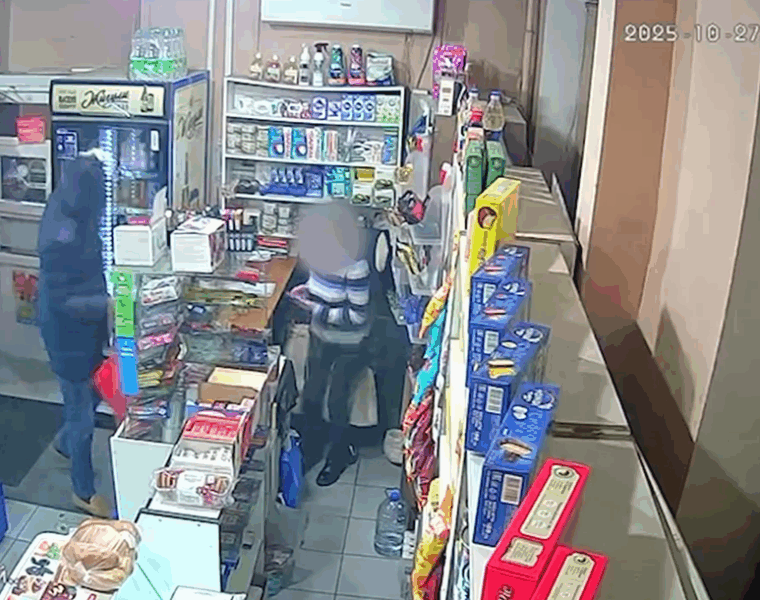 Грабитель с ножом не справился с продавщицей в Калининграде (видео)