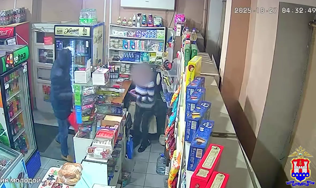 Грабитель с ножом не справился с продавщицей в Калининграде (видео) Грабитель с ножом не справился с продавщицей в Калининграде (видео)
