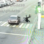 Подростка на велосипеде сбили на пешеходном переходе (видео)